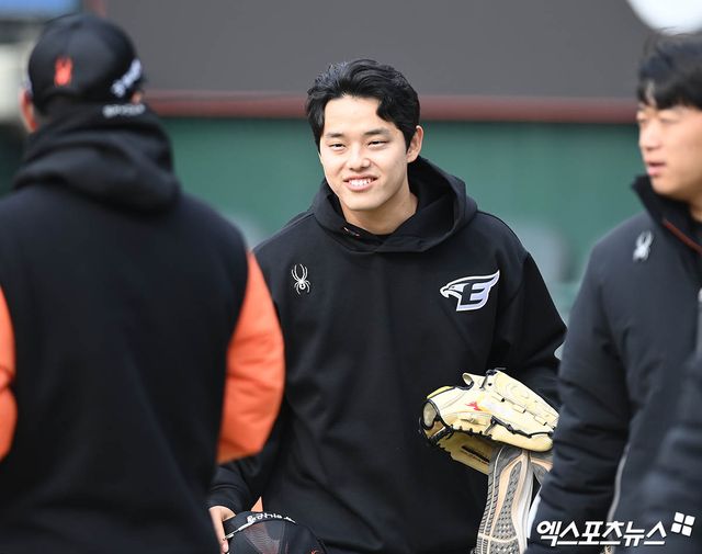 12일 대전 한화생명이글스파크에서 열리는 2024 신한 SOL Bank KBO리그 KIA 타이거즈와 한화 이글스의 시범경기에 경기에 앞서 한화 문동주가 훈련을 나서고 있다. 대전, 박지영 기자