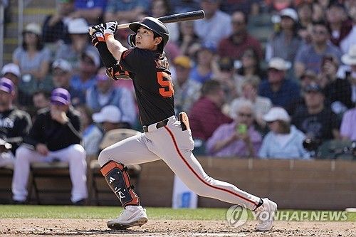 미국 메이저리그 샌프란시스코 자이언츠 이정후가 시범경기에서 타격하고 있다. 이정후는 13일 미국 애리조나주 글렌데일 캐멀백 랜치에서 열린 2024 미국 메이저리그 시범경기 LA 다저스전에 1번 타자 겸 중견수로 선발 출전해 3타수 무안타로 물러났다. 이정후가 시범경기에서 무안타를 기록한 것은 지난 10일 오클랜드 애슬레틱스전 이후 두 번째다. AP/연합뉴스
