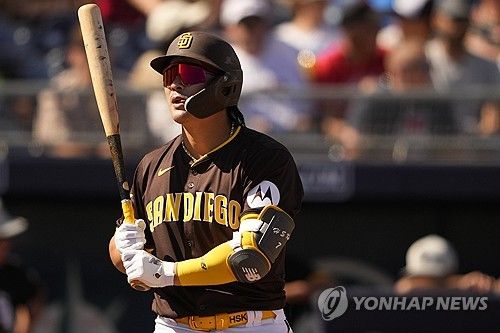 미국 메이저리그 샌디에이고 파드리스의 김하성이 시범경기에서 타격을 준비 중이다. 김하성은 13일 미국 애리조나주 피오리아 스타디움에서 열린 미국 메이저리그 애리조나 다이아몬드백스와의 경기에 5번 타자 겸 유격수로 선발 출장해 3타수 무안타에 그쳤다. 뜬공 3개로 돌아섰다. AP/연합뉴스