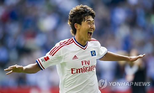 아디다스가 14일(한국시간) 공식 인스타그램을 통해 손흥민에게 특별한 선물을 증정했다. 손흥민 역시 너무나 좋아하며 감사해했다.&nbsp; 손흥민은 아디다스로부터 자신이 처음 프로 생활을 시작한 독일 함부르크 팀의 2023-2024시즌 유니폼을 선물 받았다.&nbsp;연합뉴스