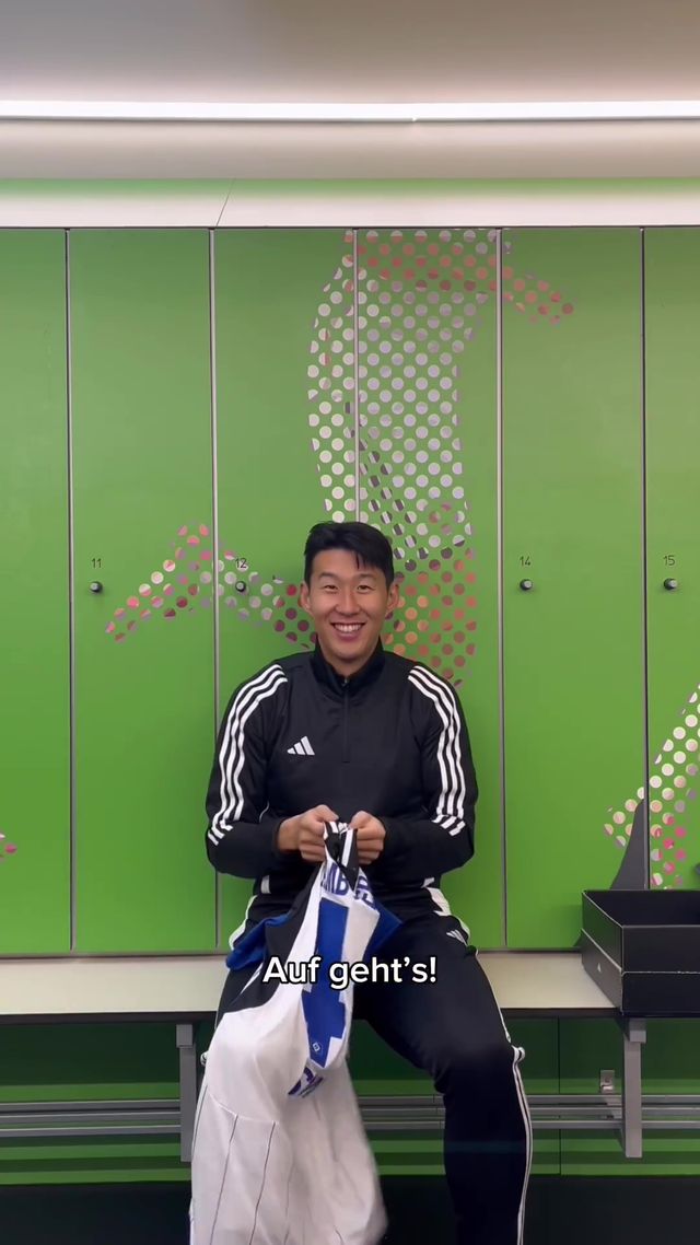 아디다스가 14일(한국시간) 공식 인스타그램을 통해 손흥민에게 특별한 선물을 증정했다. 손흥민 역시 너무나 좋아하며 감사해했다.&nbsp; 손흥민은 아디다스로부터 자신이 처음 프로 생활을 시작한 독일 함부르크 팀의 2023-2024시즌 유니폼을 선물 받았다.&nbsp;아디다스