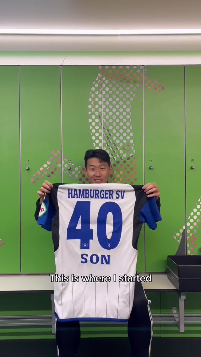 아디다스가 14일(한국시간) 공식 인스타그램을 통해 손흥민에게 특별한 선물을 증정했다. 손흥민 역시 너무나 좋아하며 감사해했다.&nbsp; 손흥민은 아디다스로부터 자신이 처음 프로 생활을 시작한 독일 함부르크 팀의 2023-2024시즌 유니폼을 선물 받았다.&nbsp;아디다스