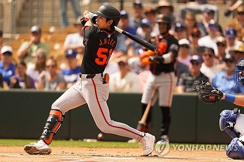 미국 메이저리그 샌프란시스코 자이언츠의 이정후가 시범경기에서 타격하고 있다. 이정후는 14일 미국 애리조나주 스코츠데일 스타디움에서 열린 2024 미국 메이저리그 시범경기 신시내티 레즈와의 홈경기에 1번 타자 겸 중견수로 선발 출전해 1타수 1안타 1볼넷 1득점으로 활약했다. 하루 전 3타수 무안타의 아쉬움을 털어냈다. 이날 샌프란시스코는 11-19로 패했다. AP/연합뉴스