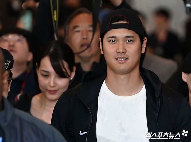 오타니 쇼헤이가 SNS를 통해 공개한 아내 다나카 마미코와 입국하고 있다. 김한준 기자