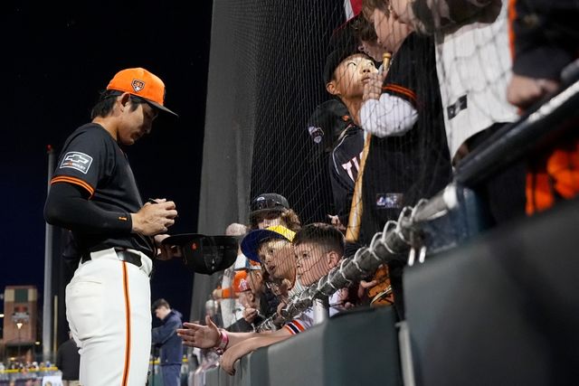 샌프란시스코 자이언츠는 16일 외야수 이정후가 왼쪽 햄스트링 긴장 증세로 앞으로 2~3일 동안 야구와 관한 활동에 제한을 받을 것이라고 알렸다. 앞서 이정후는 14일 신시내티 레즈전에서 두 타석을 소화한 뒤 교체됐고, 밥 멜빈 샌프란시스코 감독은 선수 보호 차원에서 이정후를 교체했다고 전했다. 정규시즌 개막이 2주 앞으로 다가온 만큼 선수들도, 코칭스태프도 부상을 경계하고 있다. AP 연합뉴스