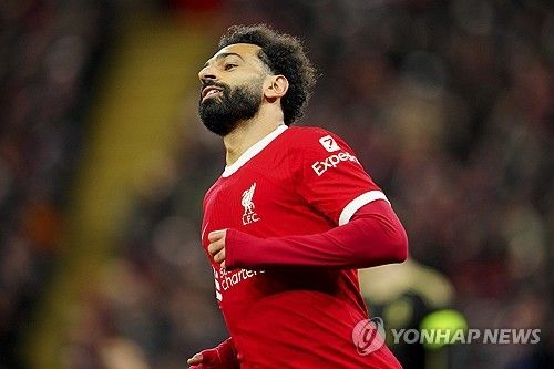 리버풀은 15일 영국 리버풀에 위치한 안필드에서 열린 스파르타 프라하와의 2023-24시즌 유럽축구연맹 유로파리그 16강 2차전에서 6 대 1 대승을 거두며 8강 진출에 성공했다. 이날 모하메드 살라는 1골 3도움을 기록하며 대승에 일조했다. 또 지난 2017년부터 리버풀에서 뛰기 시작한 살라는 올시즌 공격포인트를 20골 13도움으로 늘리며 리버풀 구단 최초로 7시즌 연속 20골 이상 득점한 선수로 등극했다. 연합뉴스