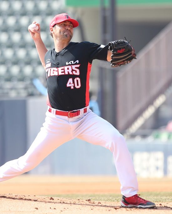 KIA 타이거즈 외국인 투수 제임스 네일이 14일 서울 잠실야구장에서 열린 두산 베어스와의 2024 신한 SOL BANK KBO 시범경기에 선발등판해 3⅓이닝 8피안타 1볼넷 4탈삼진 6실점을 기록했다. 사진 KIA 타이거즈