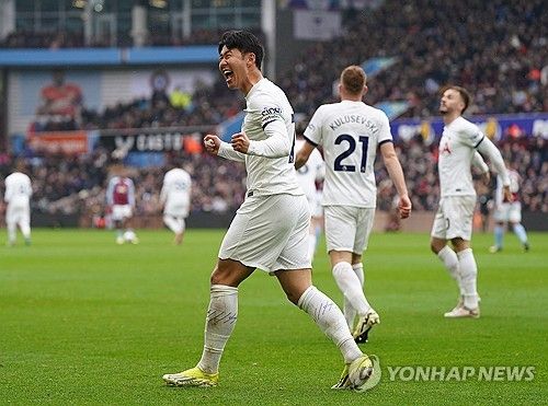 과거 토트넘 홋스퍼를 포함해 오랜 시간 프리미어리그 무대에서 활약했던 잉글랜드 공격수 대런 벤트는 레알 마드리드와 같은 빅클럽이 손흥민을 노리지 않는다는 점에 의문을 품었다. 그는 손흥민이 30세가 넘었어도 여전히 최소 7000만 파운드 값어치가 있는 선수라고 평가했다. 과거 맨체스터 시티에서 뛰었던 잉글랜드 수비수 마이카 리처즈도 손흥민이 레알 마드리드나 바르셀로나와 같은 빅클럽과 연결되지 않는다는 점에 의구심을 드러냈다. 연합뉴스