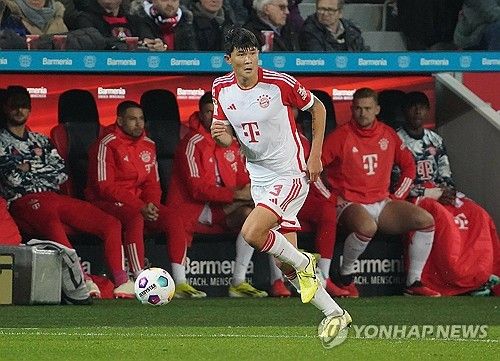 바이에른 뮌헨은 오는 16일 오후 11시30분 독일 다름슈타트에 위치한 머크 암 뵐렌팔토어에서 SV다름슈타트와 독일 분데스리가 26라운드 원정 경기를 가질 예정이다. 경기를 앞두고 독일 최대 축구 전문지 키커는 김민재가 이날도 에릭 다이어와 마테이스 더리히트한테 밀려 벤치를 지킬 것으로 예상했다. 최근 2경기 연속 벤치에서 출발한 김민재가 다름슈타트 원정도 선발에서 제외된다면 3경기 연속 벤치를 지키게 된다. 연합뉴스