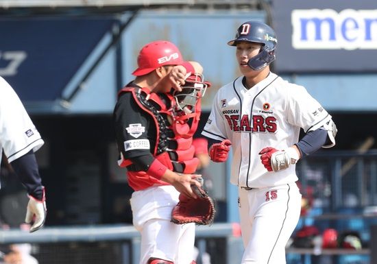 두산 베어스 내야수 전민재가 3월 15일 KIA 타이거즈와의 잠실 시범경기에서 1군 무대 마수걸이 홈런을 쏘아 올렸다. 사진 두산 베어스 제공