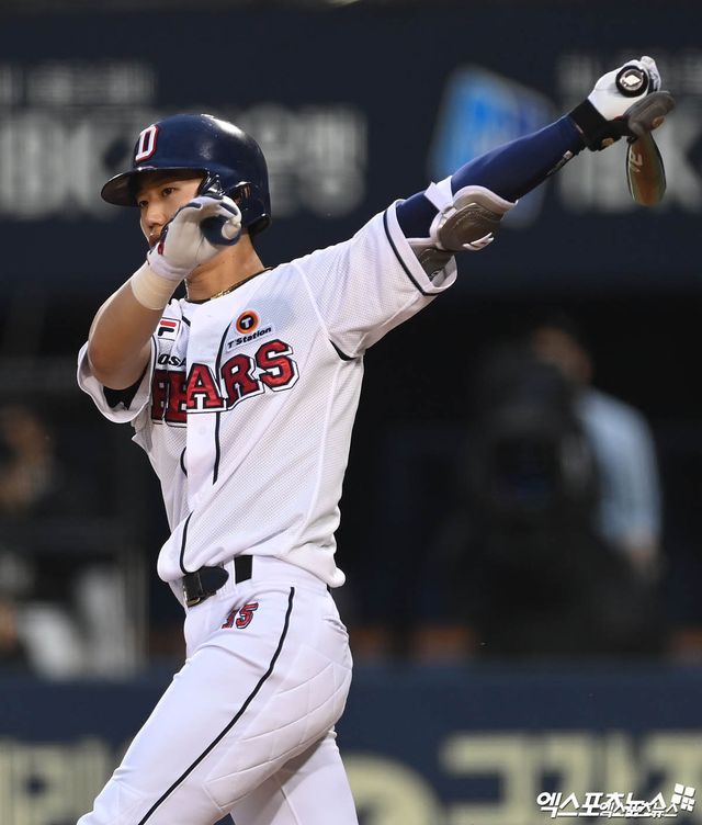 두산 베어스 내야수 전민재가 3월 15일 KIA 타이거즈와의 잠실 시범경기에서 1군 무대 마수걸이 홈런을 쏘아 올렸다. 사진 엑스포츠뉴스 DB
