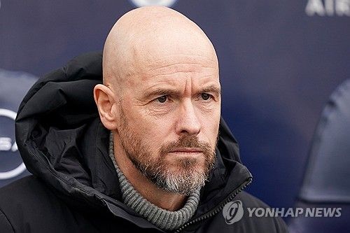 유로스포츠에 따르면 보루시아 도르트문트로 임대 이적한 잉글랜드 윙어 제이든 산초는 에릭 턴 하흐 감독이 경질되지 않은 한 맨체스터 유나이티드에 복귀하지 않을 생각이다. 한때 잉글랜드 축구스타였던 산초는 올시즌 초 턴 하흐 감독과 공개적으로 갈등을 빚어 1군에서 추방돼 지난 겨울 이적시장 때 6개월 임대 계약을 맺으면서 친정팀 도르트문트로 복귀했다. 연합뉴스