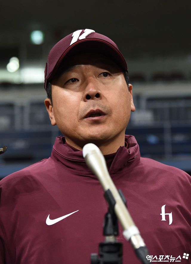 홍원기 키움 히어로즈 감독이 3월 17일 서울 고척스카이돔에서 열리는 미국 메이저리그 LA 다저스와의 스페셜 매치에 앞서 인터뷰를 하고 있다. 이날 게임에서 주축 투수들의 투입을 예고했다. 사진 김한준 기자