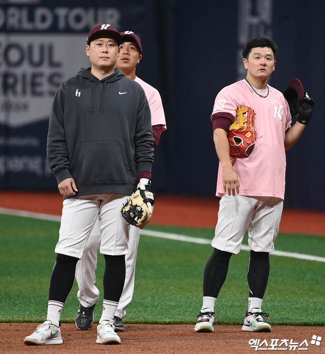 키움 히어로즈 이원석과 최주환이 17일 서울 고척스카이돔에서 열리는 LA 다저스와의 스페셜 매치에 앞서 훈련을 하고 있다. 사진 김한준 기자