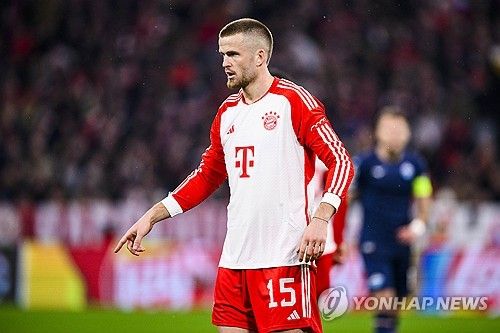 에릭 다이어가 188cm 장신 공격수 오스카 빌헬름손과의 주력 경쟁에서 완패했다. 최대 단점으로 꼽히는 느린 스피드가 부각된 다이어는 16일 다름슈타트전에서 실점 빌미를 2개나 제공한 끝에 혹평을 받았다. 연합뉴스