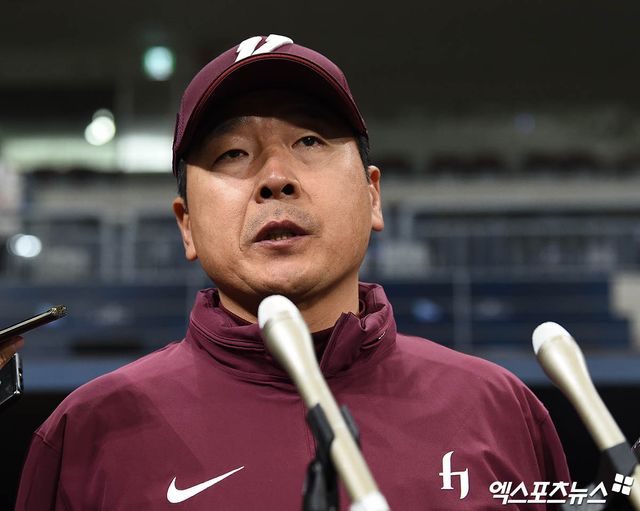 홍원기 키움 히어로즈 감독이 3월 17일 서울 고척스카이돔에서 열리는 미국 메이저리그 LA 다저스와의 스페셜 매치에 앞서 인터뷰를 하고 있다. 이날 게임에서 주축 투수들의 투입을 예고했다. 사진 김한준 기자