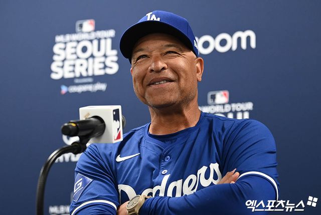 17일 서울 구로구 고척스카이돔에서 열리는 메이저리그 월드투어 서울시리즈 2024 스페셜 매치 키움 히어로즈와 LA 다저스의 경기에 앞서 LA 다저스 데이브 로버츠 감독이 취재진과 인터뷰를 나누고 있다. 고척, 박지영 기자