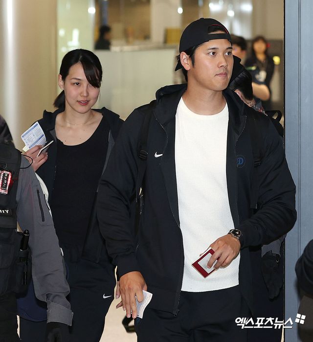 LA 다저스 선수단이 2024 메이저리그 월드투어 서울 시리즈 참석 차 15일 오후 인천국제공항을 통해 입국했다. 입국장을 빠져나오는 LA 다저스 오타니 쇼헤이와 아내 다나카 마미코. 엑스포츠뉴스DB