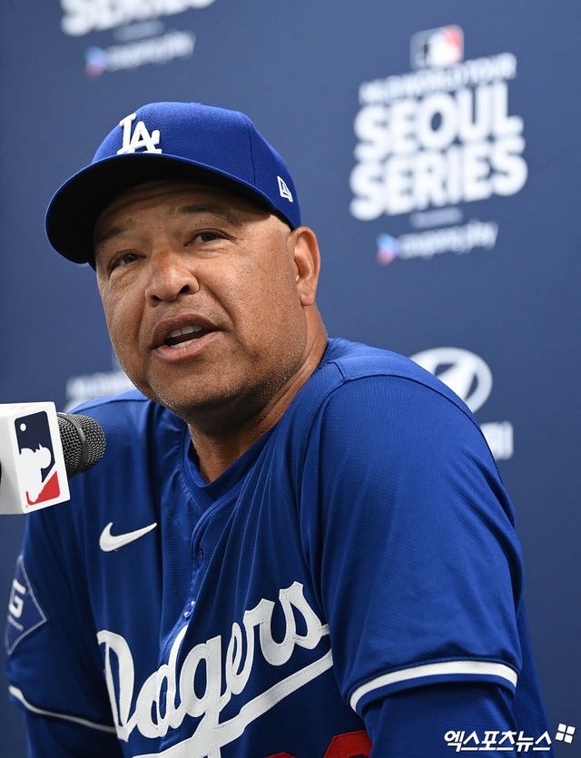 17일 서울 구로구 고척스카이돔에서 열리는 메이저리그 월드투어 서울시리즈 2024 스페셜 매치 키움 히어로즈와 LA 다저스의 경기에 앞서 LA 다저스 데이브 로버츠 감독이 취재진과 인터뷰를 나누고 있다. 고척, 박지영 기자
