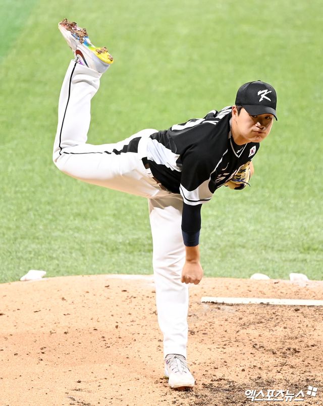 두산 베어스 신인 투수 김택연이 18일 서울 고척스카이돔에서 열린 2024 MLB 월드투어 서울시리즈 스페셜 매치에 팀 코리아 소속으로 출전했다. LA 다저스를 상대로 ⅔이닝 2탈삼진 무실점 완벽투를 선보였다. 사진 김한준 기자 박지영 기자