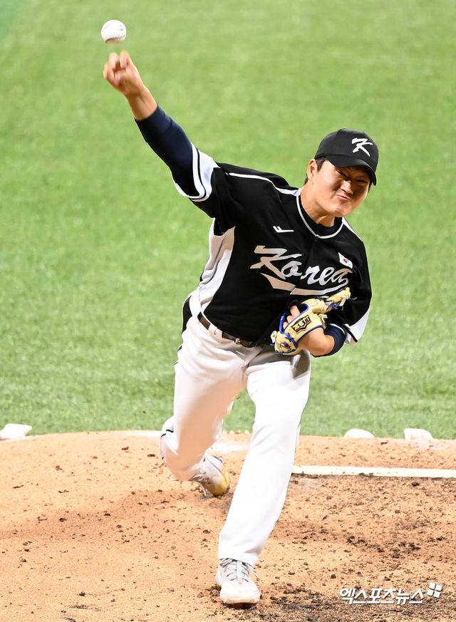 두산 베어스 신인 투수 김택연이 18일 서울 고척스카이돔에서 열린 2024 MLB 월드투어 서울시리즈 스페셜 매치에 팀 코리아 소속으로 출전했다. LA 다저스를 상대로 ⅔이닝 2탈삼진 무실점 완벽투를 선보였다. 사진 김한준 기자 박지영 기자