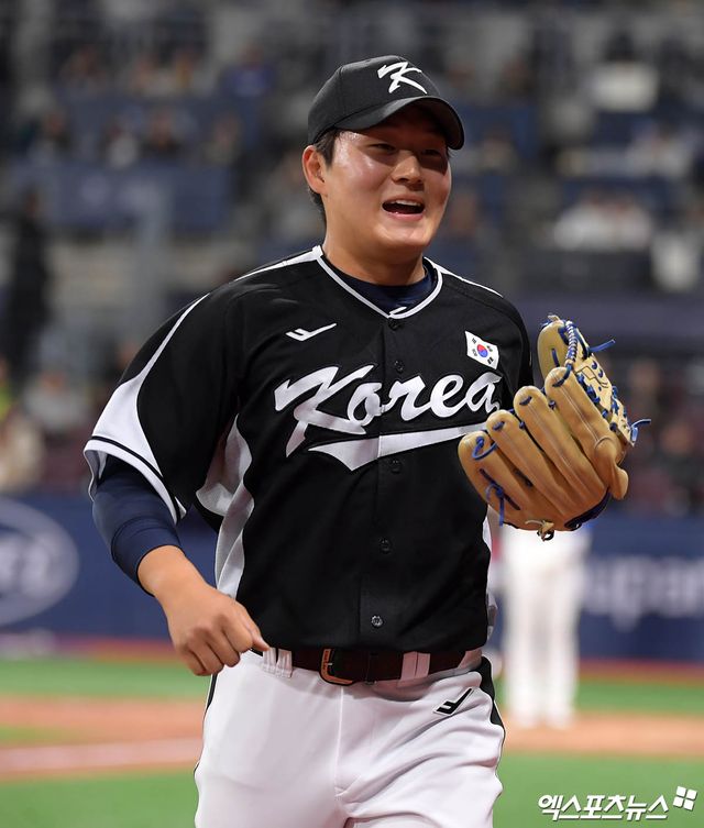 두산 베어스 신인 투수 김택연이 18일 서울 고척스카이돔에서 열린 2024 MLB 월드투어 서울시리즈 스페셜 매치에 팀 코리아 소속으로 출전했다. LA 다저스를 상대로 ⅔이닝 2탈삼진 무실점 완벽투를 선보였다. 사진 김한준 기자 박지영 기자