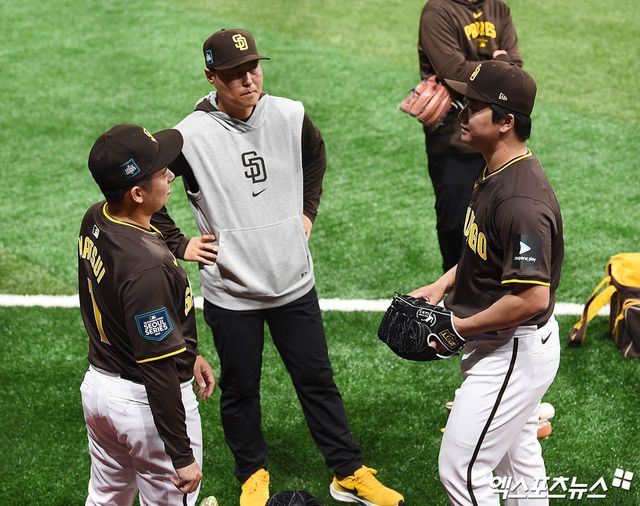 16일 오후 서울 구로구 고척스카이돔에서 2024 메이저리그 월드투어 서울 시리즈 샌디에이고 파드리스 훈련이 진행됐다. 이날 훈련에 참석한 샌디에이고 마쓰이 유키와 고우석이 이야기를 나누고 있다. 엑스포츠뉴스DB