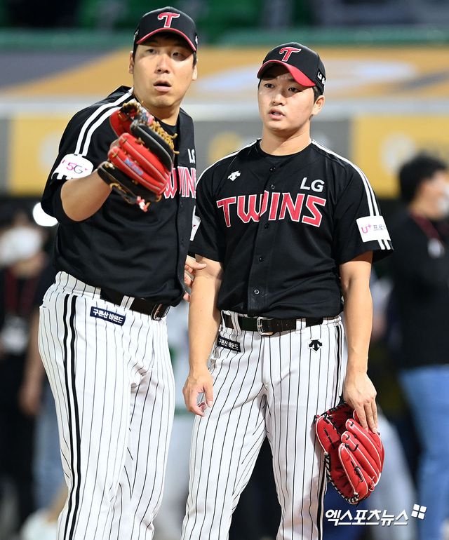 인천 SSG랜더스필드에서 열린 2021 신한은행 SOL KBO리그 LG 트윈스와 SSG 랜더스의 경기, 9회말 추신수의 끝내기 득점에 힘입어 SSG가 LG에 6대5 재역전승을 거두며 3연승을 기록했다. 경기 종료 후 LG 김현수와 고우석이 끝내기 실점 상황에 대해 대화를 나누고 있다. 엑스포츠뉴스DB