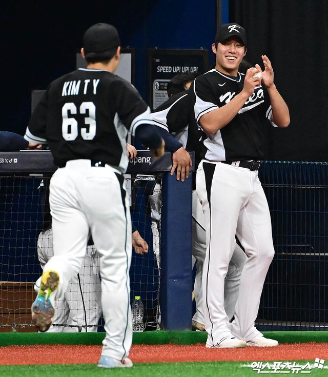 두산 베어스 신인 투수 김택연이 18일 서울 고척스카이돔에서 열린 2024 MLB 월드투어 서울시리즈 스페셜 매치에 팀 코리아 소속으로 출전했다. LA 다저스를 상대로 ⅔이닝 2탈삼진 무실점 완벽투를 선보였다. 사진 김한준 기자 박지영 기자