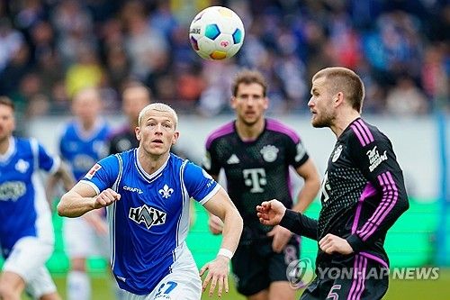 독일 축구 전문지 키커가 에릭 다이어를 제대로 밀어주고 있다. 다이어와의 인터뷰를 지면에도 실으면서 뮌헨에서의 적응기를 대서특필했다. 키커는 18일 다이어와의 인터뷰를 한 면에 꽉 채워 보도했다. 다이어는 뮌헨에서의 적응기, 최근 선발 출전하는 이유, 동료 해리 케인과의 관계 등 다양한 이야기를 전했다. 연합뉴스