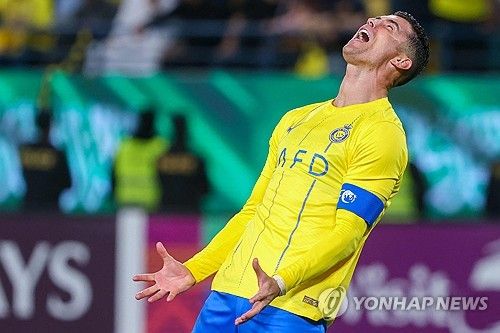 영국 매체 기브미스포츠가 18일(한국시간) 세계 최고의 축구선수 15명을 선정해 공개했다. 손흥민이 12위에 올라 눈길을 끌었다.&nbsp;손흥민은 이번 시즌 프리미어리그에서 14골 8도움을 올리고 있다. 팀 내 최다 득점과 도움을 기록하며 팀의 4위권 경쟁을 이끌고 있다. 연합뉴스