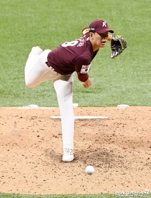 키움 히어로즈 신인 김윤하는 다저스를 상대로 대량 실점했다. 그러나 홍 감독은 이 경험이 좋은 공부가 될 것으로 봤다. 엑스포츠뉴스 DB