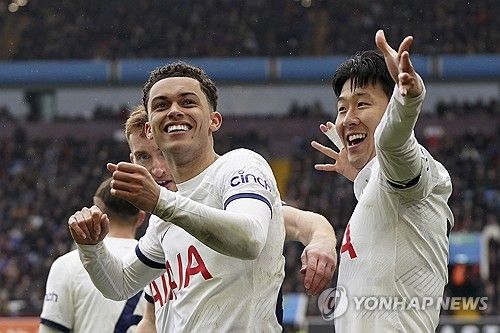 영국 매체 기브미스포츠가 18일(한국시간) 세계 최고의 축구선수 15명을 선정해 공개했다. 손흥민이 12위에 올라 눈길을 끌었다.&nbsp;손흥민은 이번 시즌 프리미어리그에서 14골 8도움을 올리고 있다. 팀 내 최다 득점과 도움을 기록하며 팀의 4위권 경쟁을 이끌고 있다. 연합뉴스