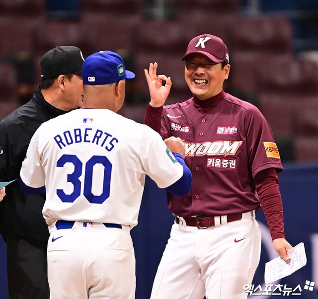 홍원기 키움 히어로즈 감독이 데이빗 로버츠 LA 다저스 감독과 인사하고 있다. 엑스포츠뉴스 DB