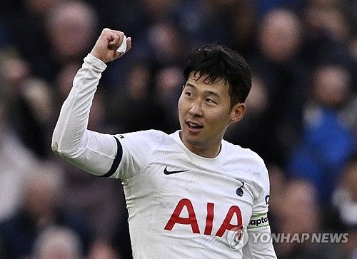 영국 매체 기브미스포츠가 18일(한국시간) 세계 최고의 축구선수 15명을 선정해 공개했다. 손흥민이 12위에 올라 눈길을 끌었다.&nbsp;손흥민은 이번 시즌 프리미어리그에서 14골 8도움을 올리고 있다. 팀 내 최다 득점과 도움을 기록하며 팀의 4위권 경쟁을 이끌고 있다. 연합뉴스