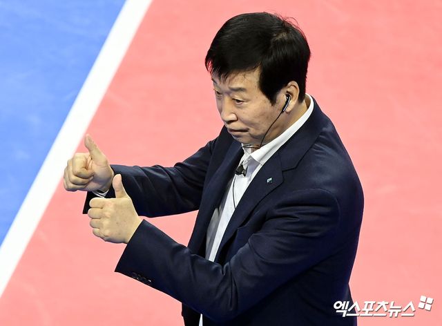 여자프로배구 IBK기업은행이 19일 김호철 감독과 재계약을 체결했다. 김호철 감독은 선수들과 재미있고 행복하게 배구하고 싶다며 포부를 밝혔다. 엑스포츠뉴스 DB