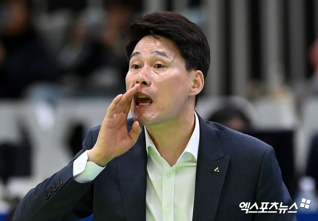 2일 오후 경기도 수원실내체육관에서 열린 도드람 2023-2024 V-리그 현대건설과 정관장의 경기, 현대건설 강성형 감독이 선수들을 격려하고 있다. 수원, 김한준 기자