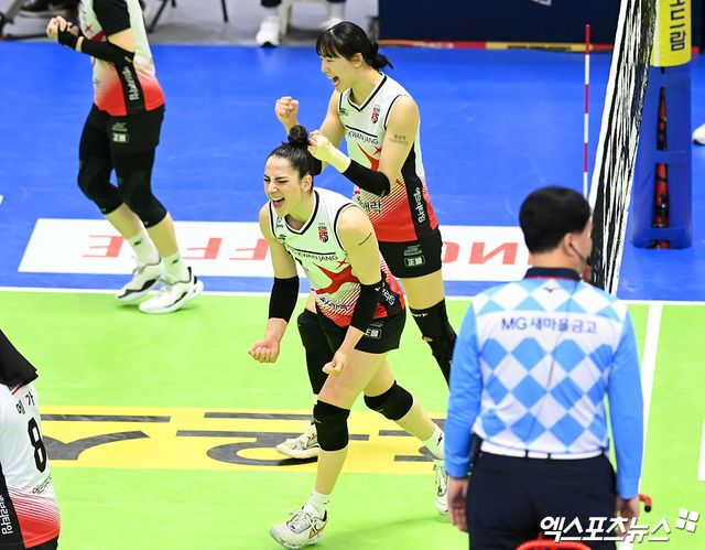 2일 오후 경기도 수원실내체육관에서 열린 도드람 2023-2024 V-리그 현대건설과 정관장의 경기, 정관장 지아와 염혜선이 기뻐하고 있다. 수원, 김한준 기자