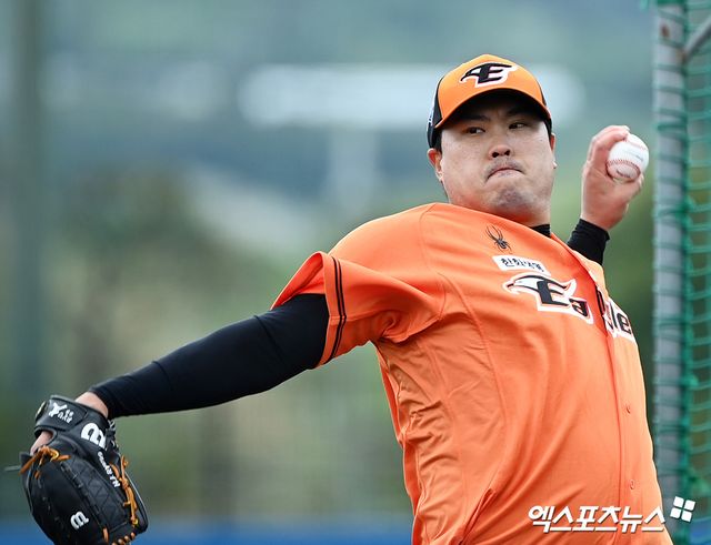 한화 이글스 투수 류현진이 지난 2일 일본 오키나와현 고친다 구장에서 타자들을 상대로 라이브 피칭을 진행했다. 사진 고아라 기자