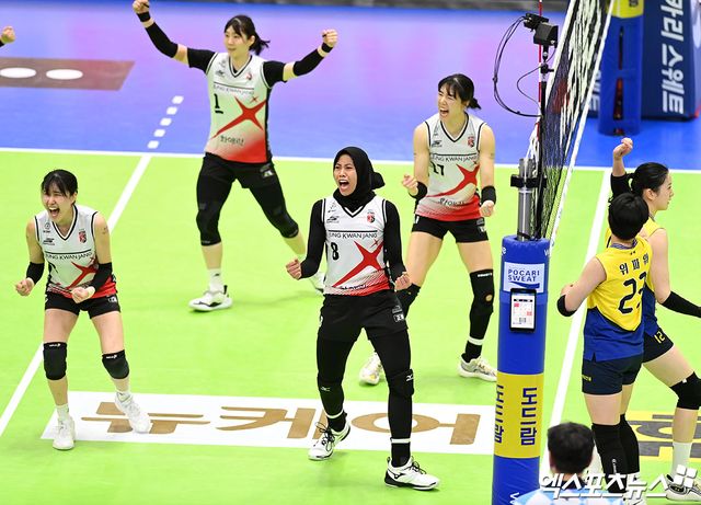 2일 오후 경기도 수원실내체육관에서 열린 도드람 2023-2024 V-리그 현대건설과 정관장의 경기, 정관장이 현대건설에 세트스코어 3:2로 승리하며 6연승을 기록했다. 이날 경기에서 승리한 정관장 선수들이 기뻐하고 있다. 수원, 김한준 기자