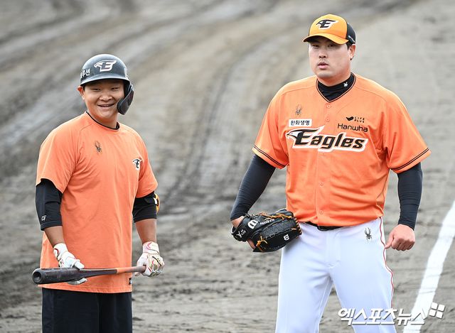 한화 이글스 투수 류현진이 지난 2일 일본 오키나와현 고친다 구장에서 타자들을 상대로 라이브 피칭을 진행했다. 사진 고아라 기자