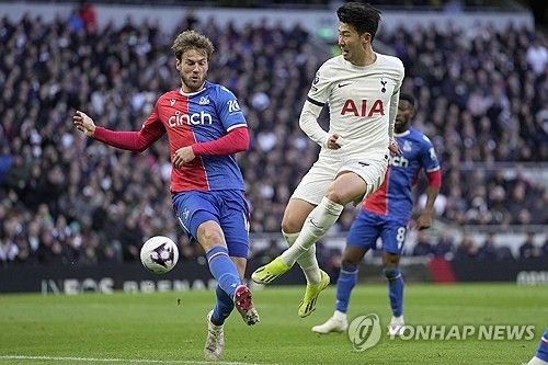 토트넘 캡틴 손흥민이 3일 영국 런던 토트넘 홋스퍼 스타디움에서 열린 크리스탈 팰리스와 2023-24시즌 프리미어리그 27라운드 경기에서 리그 13호골을 기록했다. 토트넘은 3-1 역전승을 거뒀다. 연합뉴스