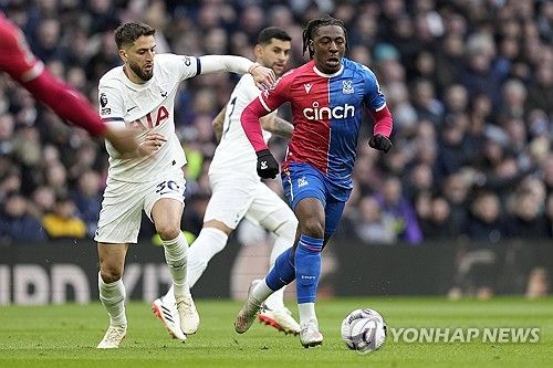 토트넘 캡틴 손흥민이 3일 영국 런던 토트넘 홋스퍼 스타디움에서 열린 크리스탈 팰리스와 2023-24시즌 프리미어리그 27라운드 경기에서 리그 13호골을 기록했다. 토트넘은 3-1 역전승을 거뒀다. 연합뉴스