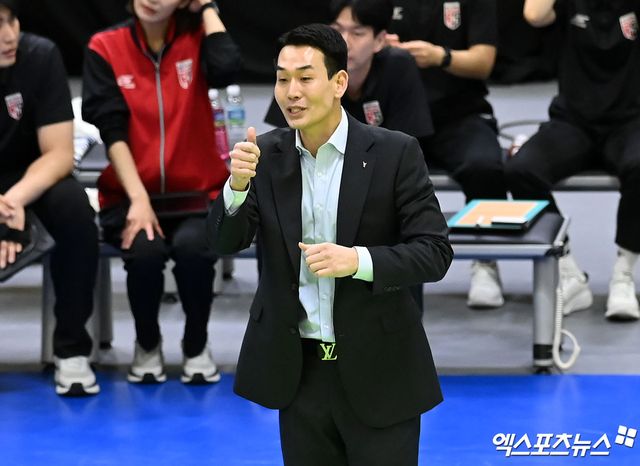 2일 오후 경기도 수원실내체육관에서 열린 도드람 2023-2024 V-리그 현대건설과 정관장의 경기, 정관장 고희진 감독이 선수들을 향해 엄지손가락을 치켜세우고 있다. 수원, 김한준 기자