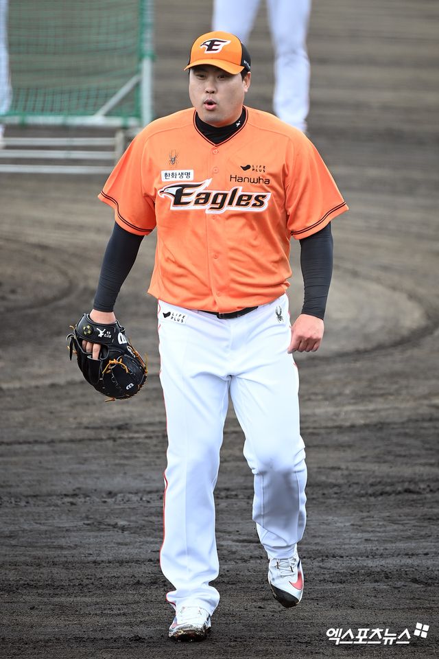 한화 이글스 투수 류현진이 지난 2일 일본 오키나와현 고친다 구장에서 타자들을 상대로 라이브 피칭을 진행했다. 사진 고아라 기자