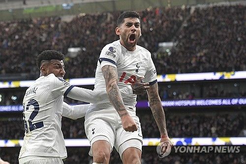 토트넘 캡틴 손흥민이 3일 영국 런던 토트넘 홋스퍼 스타디움에서 열린 크리스탈 팰리스와 2023-24시즌 프리미어리그 27라운드 경기에서 리그 13호골을 기록했다. 토트넘은 3-1 역전승을 거뒀다. 연합뉴스