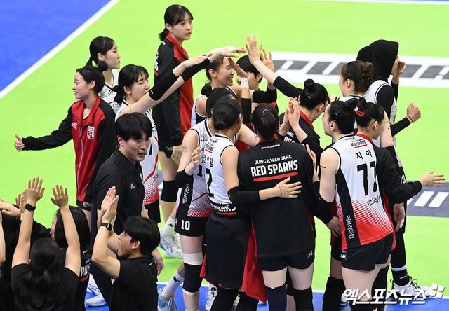 2일 오후 경기도 수원실내체육관에서 열린 도드람 2023-2024 V-리그 현대건설과 정관장의 경기, 정관장이 현대건설에 세트스코어 3:2로 승리하며 6연승을 기록했다. 이날 경기에서 승리한 정관장 선수들이 기뻐하고 있다. 수원, 김한준 기자