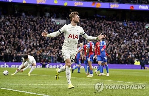 토트넘 캡틴 손흥민이 3일 영국 런던 토트넘 홋스퍼 스타디움에서 열린 크리스탈 팰리스와 2023-24시즌 프리미어리그 27라운드 경기에서 리그 13호골을 기록했다. 토트넘은 3-1 역전승을 거뒀다. 연합뉴스