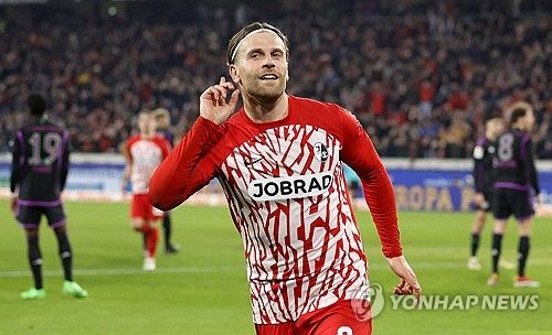 바이에른 뮌헨 센터백 김민재가 분데스리가 입성 후 첫 도움을 기록했지만 독일 현지 언론의 혹독한 평가를 피하지 못했다. 뮌헨은 2일 독일 프라이부르크에 위치한 유로파파크 슈타디온에서 열린 프라부르크와의 2023-24시즌 분데스리가 24라운드 원정 경기에서 후반 막판 통한의 동점골을 내주고 2-2로 비겼다. 연합뉴스