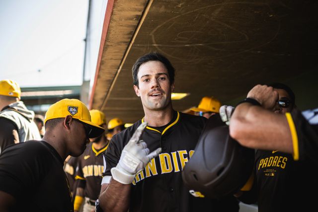 샌디에이고 파드리스 김하성, 고우석, 샌프란시스코 자이언츠 이정후가 3일 시범경기에 출전하지 않으면서 코리안리거 맞대결을 다음 기회로 미뤄야 했다. 경기에서는 샌디에이고가 샌프란시스코를 3-2로 꺾고 승리를 거뒀다. 이날 홈런을 친 그레이엄 폴리가 더그아웃으로 돌아와 동료들과 기쁨을 나누고 있다. 샌디에이고 구단 공식 SNS